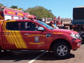 foto de Acidente entre duas carretas deixa motorista ferido, em Maringá