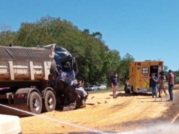 foto de Acidente entre duas carretas deixa motorista ferido, em Maringá