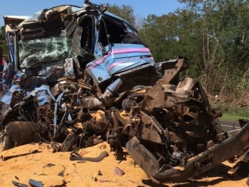 foto de Acidente entre duas carretas deixa motorista ferido, em Maringá