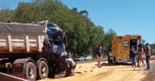 Acidente entre duas carretas deixa motorista ferido, em Maringá