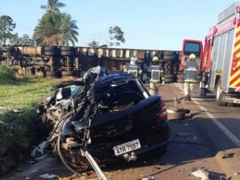 foto de Motorista morre após colisão de carro e carreta na rodovia PR-323