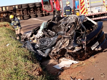 foto de Motorista morre após colisão de carro e carreta na rodovia PR-323