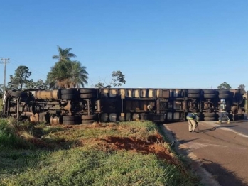 foto de Motorista morre após colisão de carro e carreta na rodovia PR-323