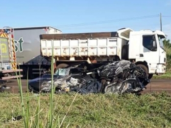 foto de Motorista morre após colisão de carro e carreta na rodovia PR-323