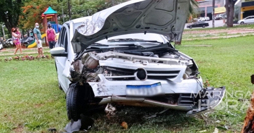 Carro bate em árvore após condutor perder o controle ao colidir contra uma viatura descaracterizada