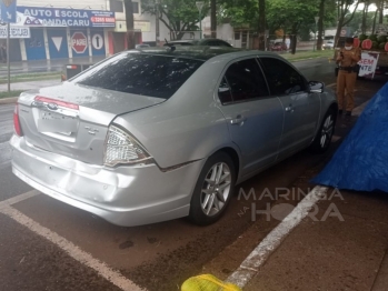 foto de Carro bate em árvore após condutor perder o controle ao colidir contra uma viatura descaracterizada