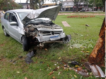 foto de Carro bate em árvore após condutor perder o controle ao colidir contra uma viatura descaracterizada