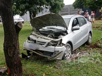 foto de Carro bate em árvore após condutor perder o controle ao colidir contra uma viatura descaracterizada