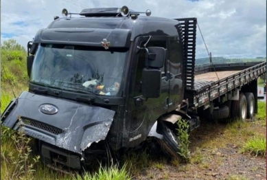 foto de Tragédia: colisão entre carro e caminhão mata pai, mãe e filha