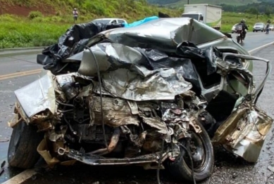 foto de Tragédia: colisão entre carro e caminhão mata pai, mãe e filha