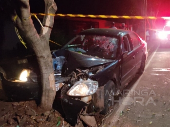 foto de Jovem é socorrido em estado grave após bater carro contra árvore