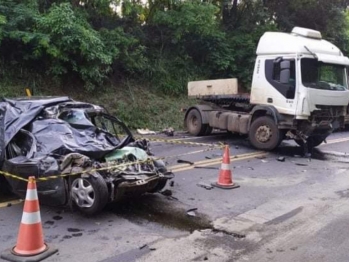 foto de Tragédia: três pessoas morrem após colisão entre carro de passeio e carreta 