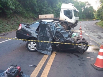 foto de Tragédia: três pessoas morrem após colisão entre carro de passeio e carreta 