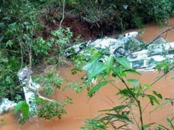 foto de Casal e duas filhas morrem após avião cair dentro de rio na área rural no Paraná