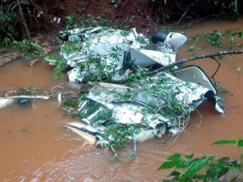 foto de Casal e duas filhas morrem após avião cair dentro de rio na área rural no Paraná