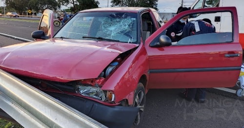 Motorista perde controle de carro e bate contra outro veículo e no guard rail, em Paiçandu