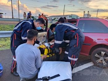 foto de Motorista perde controle de carro e bate contra outro veículo e no guard rail, em Paiçandu