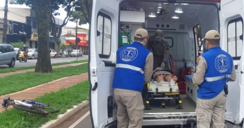 Ciclista fica gravemente ferida após ser atropelada na faixa de pedestres por moto em Maringá  