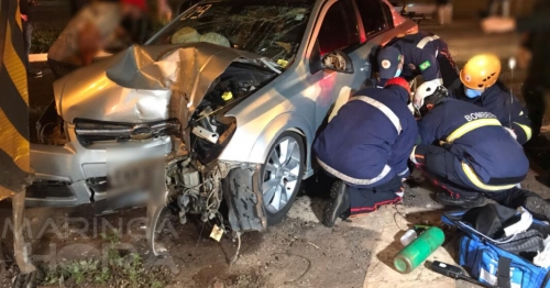 Motorista é socorrido inconsciente após bater carro contra mureta de concreto, em Maringá