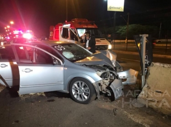 foto de Motorista é socorrido inconsciente após bater carro contra mureta de concreto, em Maringá