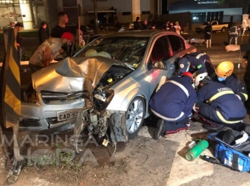 foto de Motorista é socorrido inconsciente após bater carro contra mureta de concreto, em Maringá