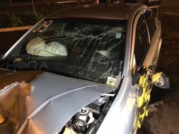 foto de Motorista é socorrido inconsciente após bater carro contra mureta de concreto, em Maringá