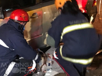 foto de Motorista é socorrido inconsciente após bater carro contra mureta de concreto, em Maringá