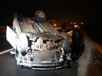 foto de Veículo capota e bate em mureta de proteção na rodovia entre Iguatemi e Maringá 