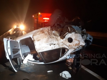 foto de Veículo capota e bate em mureta de proteção na rodovia entre Iguatemi e Maringá 