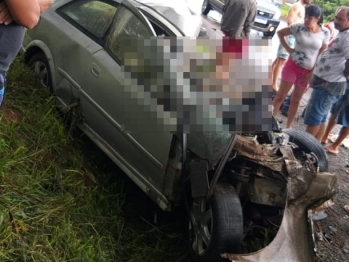 foto de Colisão frontal entre carro e caminhão mata jovem de 17 anos