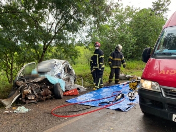 foto de Colisão frontal entre carro e caminhão mata jovem de 17 anos