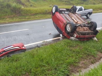 foto de Capotamento entre o Distrito de Iguatemi e a cidade Mandaguaçu deixa quatro pessoas feridas