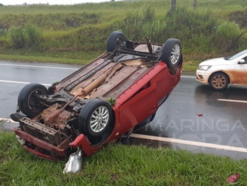 foto de Capotamento entre o Distrito de Iguatemi e a cidade Mandaguaçu deixa quatro pessoas feridas