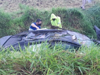 foto de Capotamento entre o Distrito de Iguatemi e a cidade Mandaguaçu deixa quatro pessoas feridas