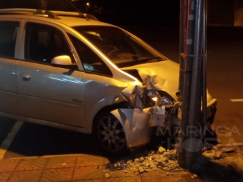 foto de Imagem de câmera de segurança mostra a batida de carro contra poste, em Maringá