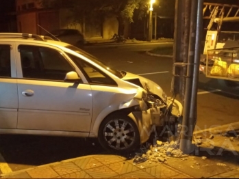 foto de Imagem de câmera de segurança mostra a batida de carro contra poste, em Maringá