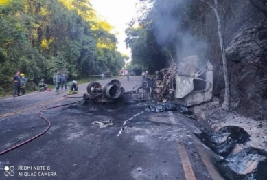 foto de Caminhoneiro morre carbonizado em acidente na região