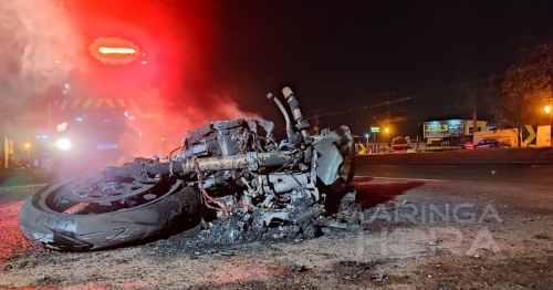 Motocicleta explode após colisão com picape na BR-376