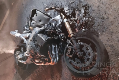 foto de Motocicleta explode após colisão com picape na BR-376