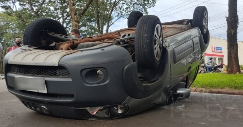 Maringá; mulher capota carro ao bater em veículo estacionado em avenida