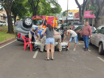 foto de Maringá; mulher capota carro ao bater em veículo estacionado em avenida