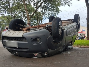 foto de Maringá; mulher capota carro ao bater em veículo estacionado em avenida