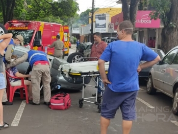 foto de Maringá; mulher capota carro ao bater em veículo estacionado em avenida