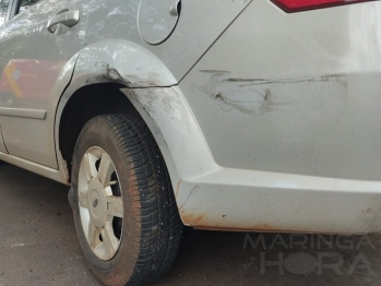 foto de Maringá; mulher capota carro ao bater em veículo estacionado em avenida