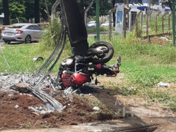 foto de Motociclista morre em colisão com carreta na rotatória da PR-317, em Maringá