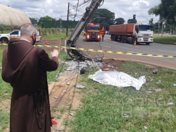 foto de Motociclista morre em colisão com carreta na rotatória da PR-317, em Maringá