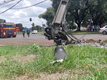 foto de Motociclista morre em colisão com carreta na rotatória da PR-317, em Maringá