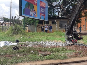 foto de Motociclista morre em colisão com carreta na rotatória da PR-317, em Maringá