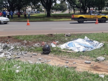 foto de Motociclista morre em colisão com carreta na rotatória da PR-317, em Maringá