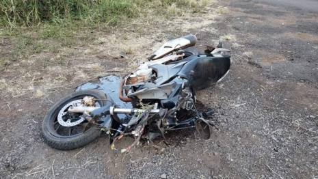 foto de Caminhão cai em ribanceira após colisão com motociclista e três pessoas morrem